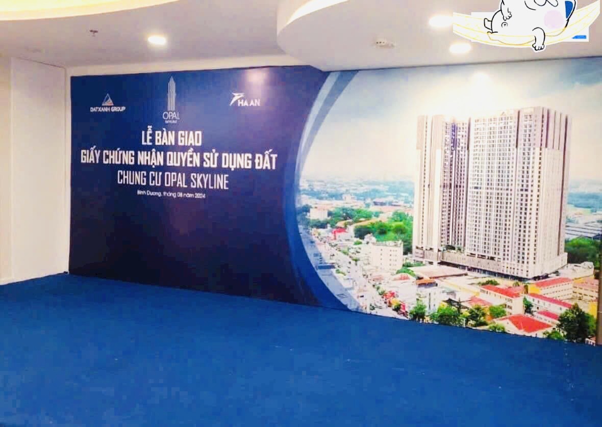 Chủ đầu tư Opal Skyline làm thủ tục bàn giao sổ cho khách hàng