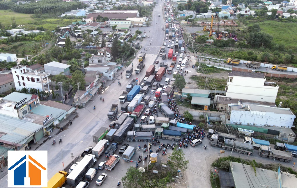 Quốc lộ 51 luôn trong tình trạng ùn tắc giao thông, kẹt xe nhất là cao điểm